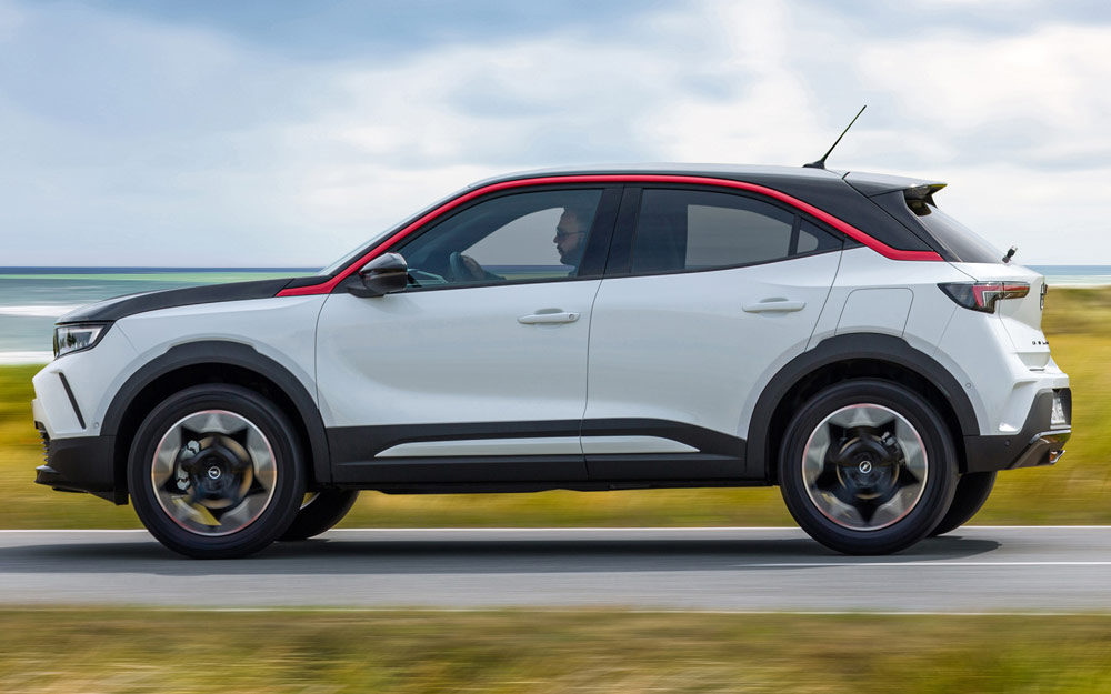 Laterale di Opel Mokka Ibrida 2024 Laterale di Opel Mokka Ibrida 2024